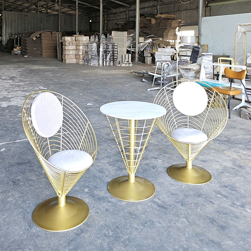 Bàn ghế cho quán cafe bằng sắt mạ vàng sang trọng GC591