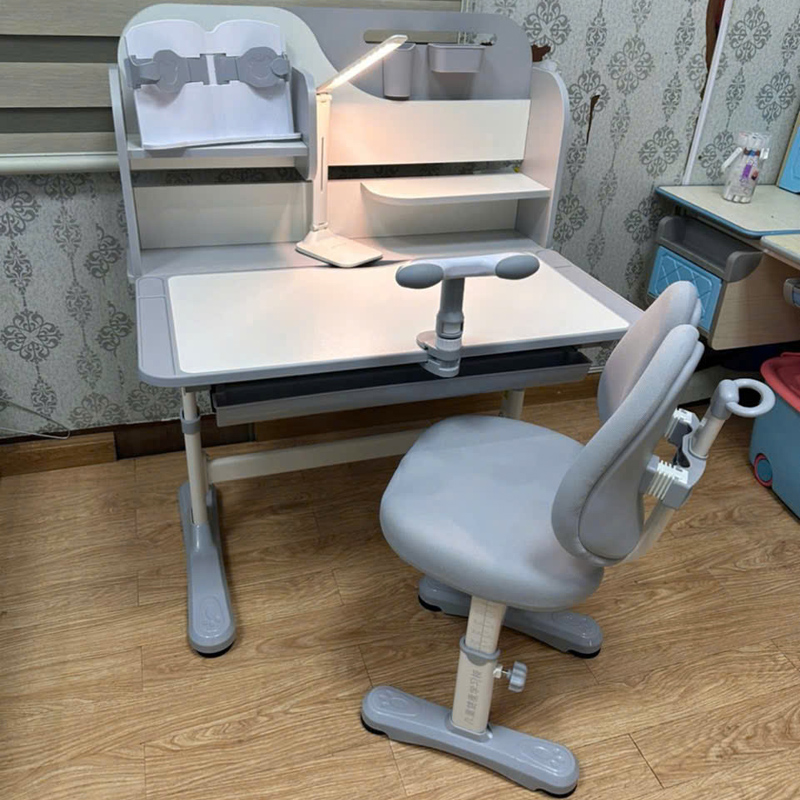 Bộ bàn học cho bé có giá sách F04 nâng hạ tay quay cao cấp, giá tốt BH457