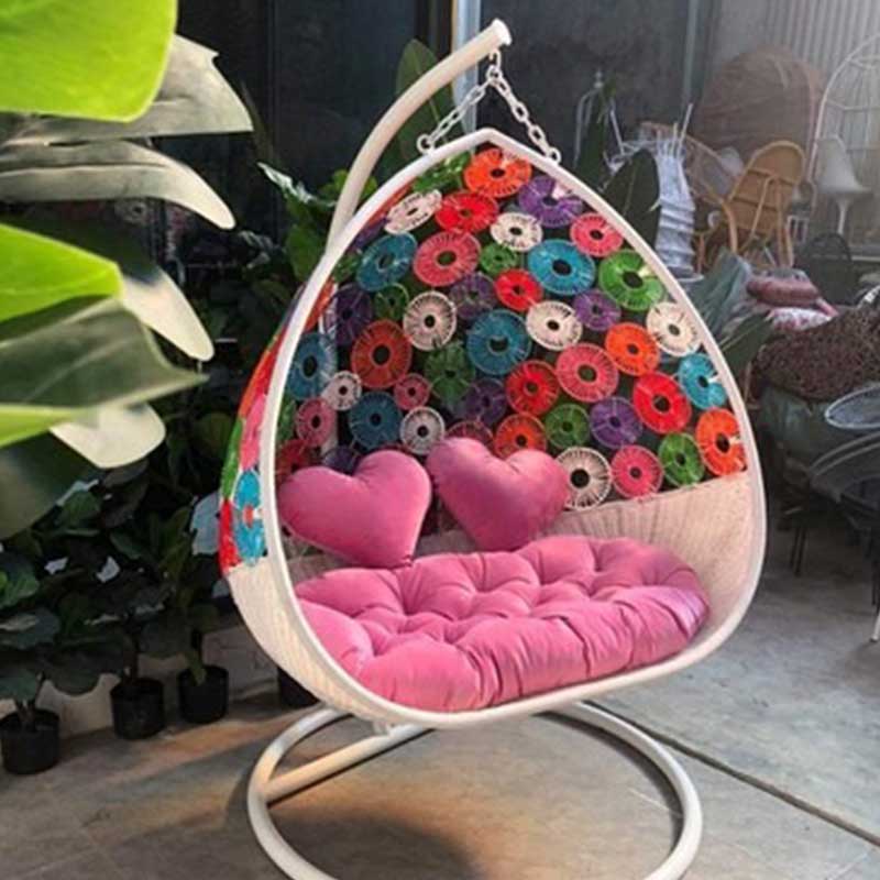 Ghế xích đu đôi đan hoa mai sắc màu từ mây nhựa XD559