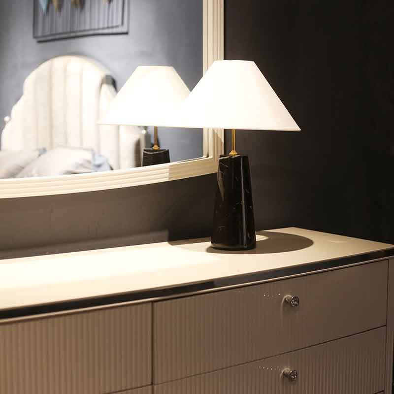 Đèn ngủ để đầu giường đế trụ đá Cẩm Thạch nguyên khối DN004