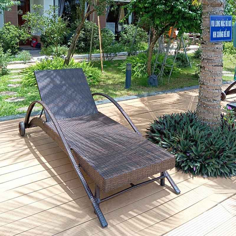 Giường tắm nắng, ghế nằm thư giãn ngoài trời mây nhựa có bánh xe di chuyển GT077