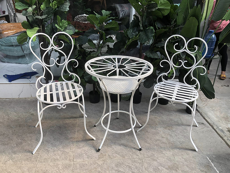 Bộ bàn ghế sắt hoa nghệ thuật mẫu mới cho sân vườn BS297