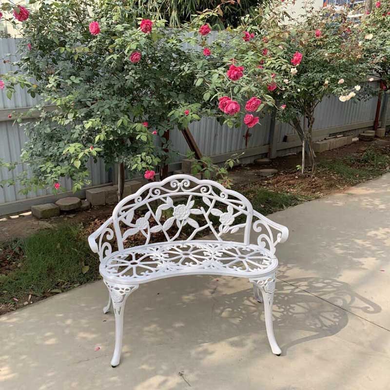 Ghế băng sân vườn mẫu hoa hồng màu đen trắng tinh tế BS300