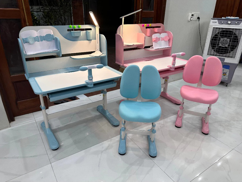 Bộ bàn học cho bé có giá sách F04 nâng hạ tay quay cao cấp, giá tốt BH457