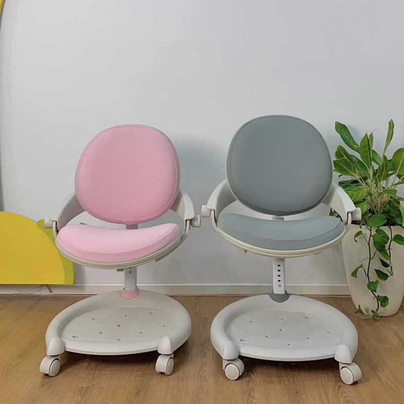 Ghế học sinh thông minh chống gù với tính năng vượt trội điều chỉnh được độ cao mặt ghế, độ hõm lưng ghế điều chỉnh phù hợp với kích thước nhân trắc học của cơ thể từng trẻ,... đảm bảo cho các con ngồi học ở tư thế thoải mái nhất dù con bạn ở bất kỳ độ tuổi, chiều cao, cân nặng nào!   Bàn ghế học thông minh không gây căng thẳng, mệt mỏi, kích thích khả năng tập trung khi ngồi học. Do đó giúp nâng cao thành tích học tập.    LÝ DO NÊN CHỌN MỘT CHIẾC GHẾ CHO CON EM MÌNH MỘT CHIẾC GHẾ CHỐNG GÙ TỐT CHO SỨC KHỎE  Giúp trẻ tạo tư thế ngồi đúng , tránh gù lưng cận thị  Cảm giác ngồi dễ chịu, thoải mái, không mệt mỏi.  Giúp trẻ ổn định tư thế, học tập trung hơn.  Dễ dàng di chuyển, xếp gọn.