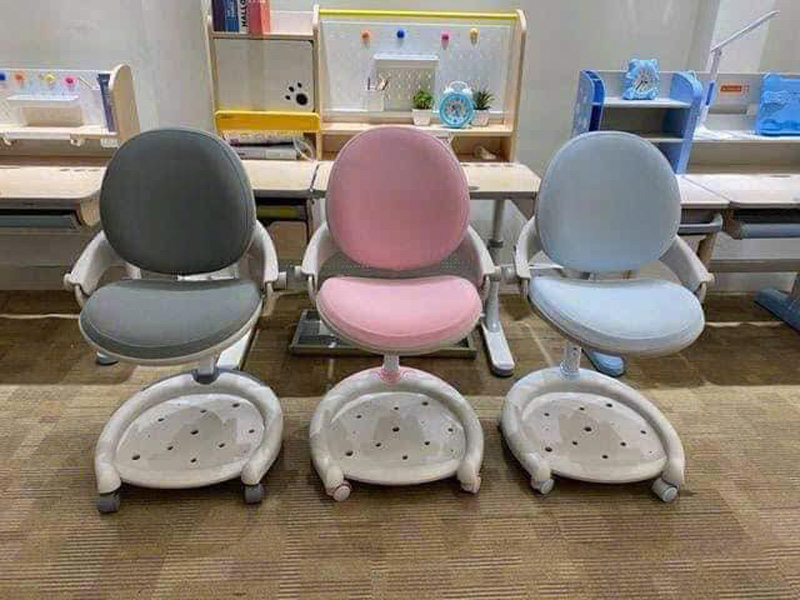 Ghế học sinh thông minh chống gù với tính năng vượt trội điều chỉnh được độ cao mặt ghế, độ hõm lưng ghế điều chỉnh phù hợp với kích thước nhân trắc học của cơ thể từng trẻ,... đảm bảo cho các con ngồi học ở tư thế thoải mái nhất dù con bạn ở bất kỳ độ tuổi, chiều cao, cân nặng nào!   Bàn ghế học thông minh không gây căng thẳng, mệt mỏi, kích thích khả năng tập trung khi ngồi học. Do đó giúp nâng cao thành tích học tập.    LÝ DO NÊN CHỌN MỘT CHIẾC GHẾ CHO CON EM MÌNH MỘT CHIẾC GHẾ CHỐNG GÙ TỐT CHO SỨC KHỎE  Giúp trẻ tạo tư thế ngồi đúng , tránh gù lưng cận thị  Cảm giác ngồi dễ chịu, thoải mái, không mệt mỏi.  Giúp trẻ ổn định tư thế, học tập trung hơn.  Dễ dàng di chuyển, xếp gọn.