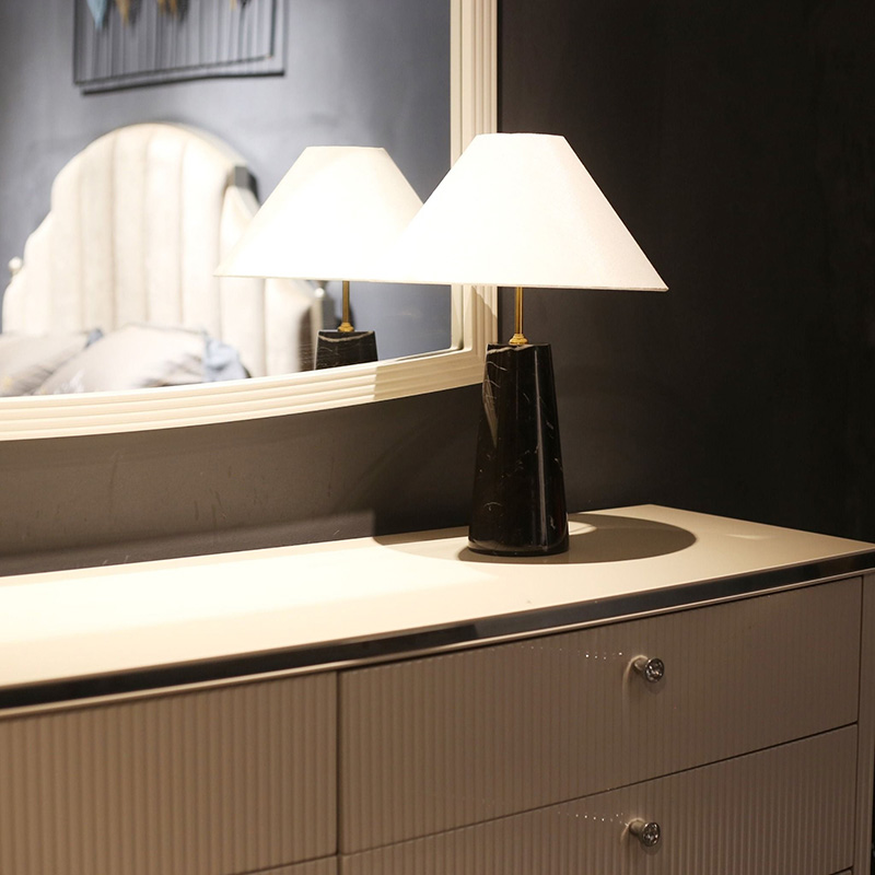 Đèn ngủ để đầu giường đế trụ đá Cẩm Thạch nguyên khối DN004