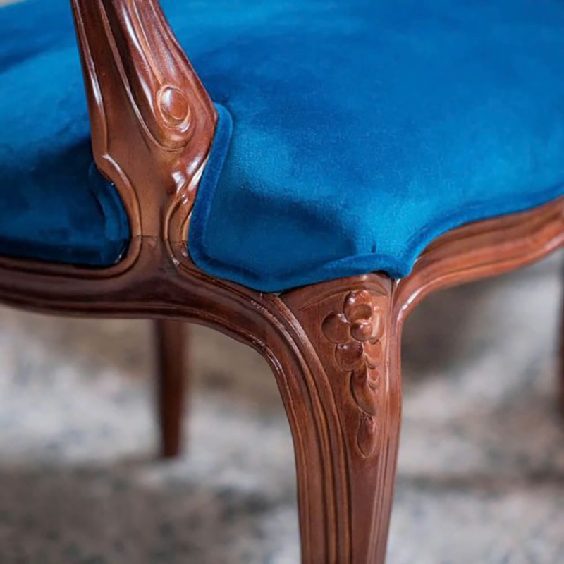 Ghế Louis bông mai có tay tựa bọc vải nhung gỗ cao su GA129