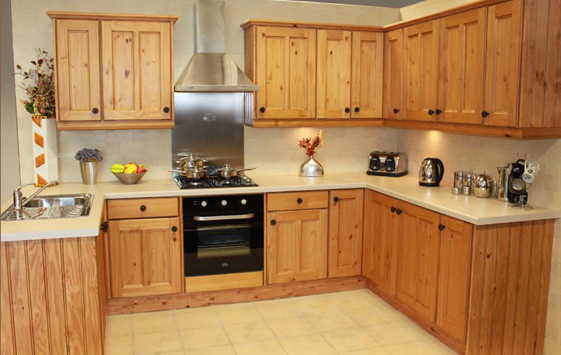 Hệ tủ bếp được làm từ gỗ thông ấm cúng