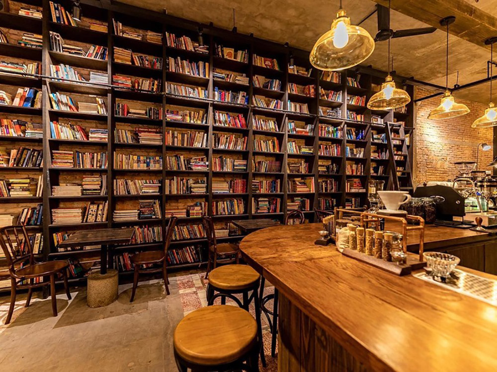 Gợi ý cách chọn bàn ghế cafe đẹp và phù hợp không gian Quán cafe sách cũng là một lựa chọn tối ưu khi decor quán cafe