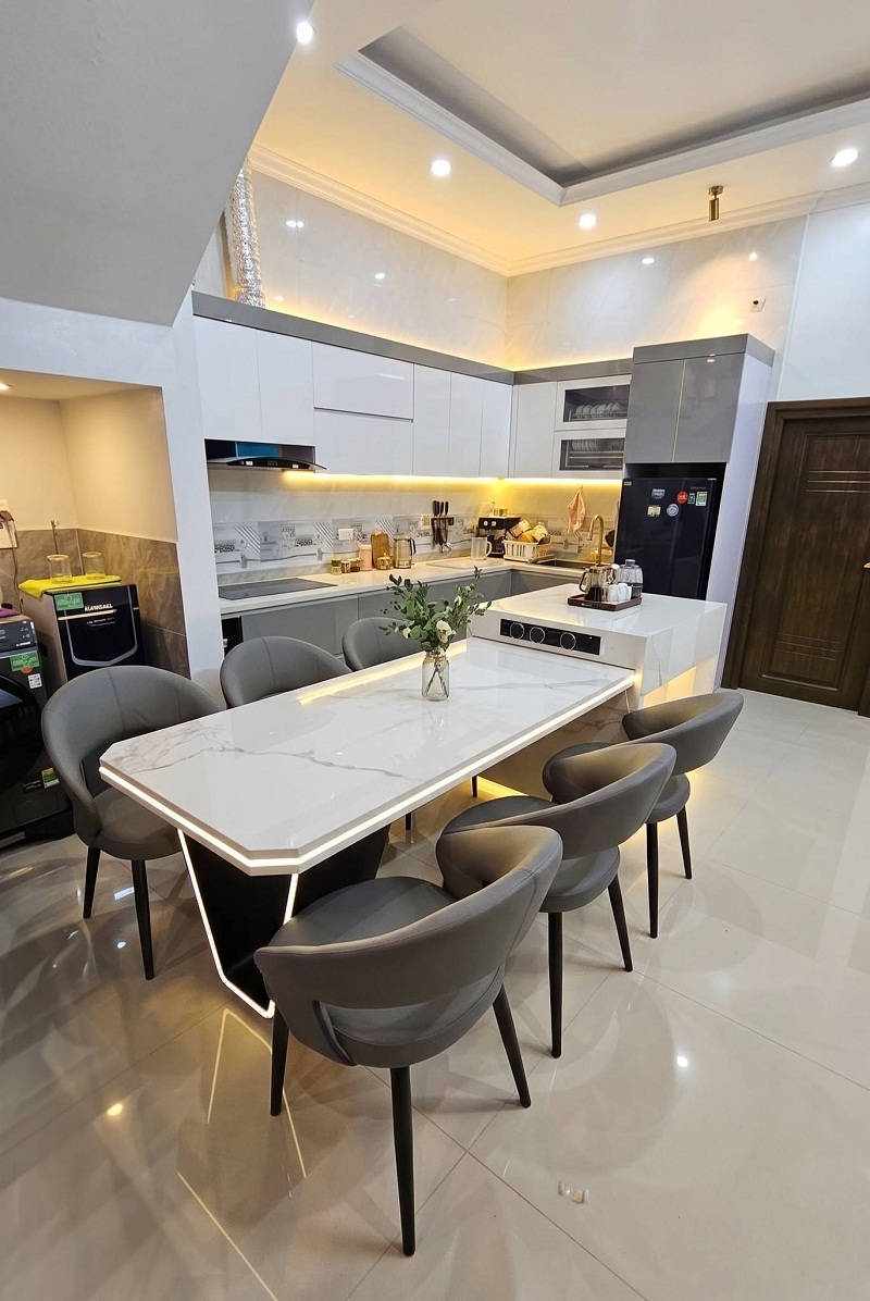 Bàn Đảo Bếp Khung Gỗ Công Nghiệp Mặt Đá Marble Trắng Hiện Đại